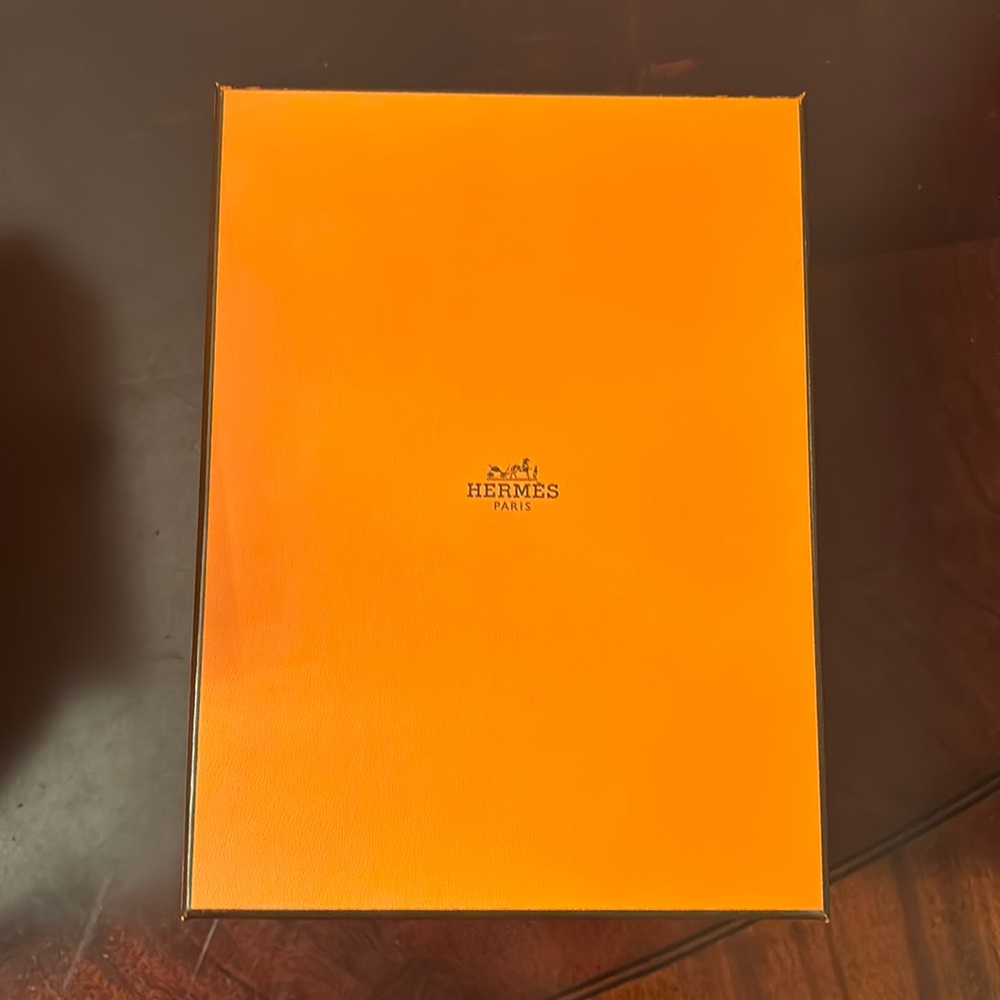 Hermes gift box

Please indicate the box you want this isn’t a bundle.